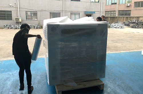 深圳客戶SMT設(shè)備專車送貨，貨到上門安裝調(diào)試