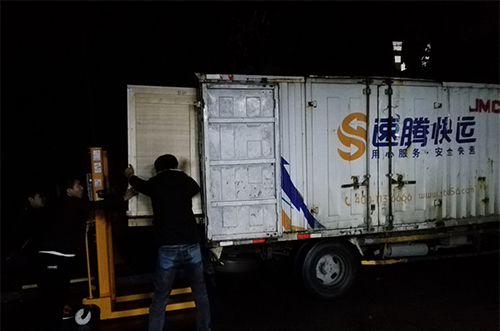 湛江客戶SMT設(shè)備專車送貨，貨到上門安裝調(diào)試